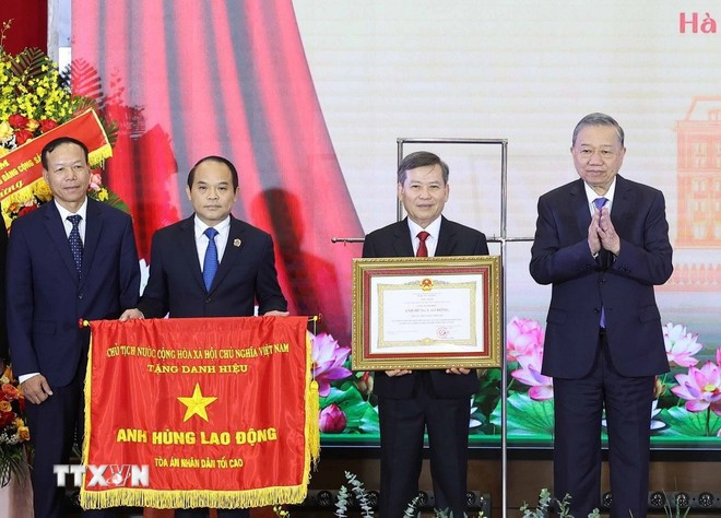 Tổng Bí thư Tô Lâm trao tặng Danh hiệu Anh hùng Lao động cho Tòa án Nhân dân tối cao. (Ảnh: Phạm Kiên/ TTXVN) Tổng Bí thư Tô Lâm trao tặng Danh hiệu Anh hùng Lao động cho Tòa án Nhân dân tối cao. (Ảnh: Phạm Kiên/ TTXVN)