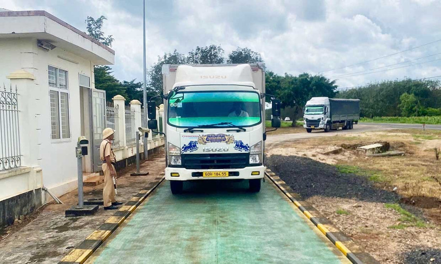 CSGT hướng dẫn tài xế điều khiển phương tiện vào cân tại Trạm CSGT Tuy Phước. Ảnh: K.A CSGT hướng dẫn tài xế điều khiển phương tiện vào cân tải trọng.