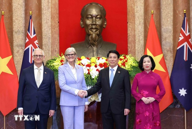 Chủ tịch nước Lương Cường và Phu nhân Nguyễn Thị Minh Nguyệt cùng Toàn quyền Australia Sam Mostyn và Phu quân Simeon Beckett chụp ảnh chung. (Ảnh: Lâm Khánh/TTXVN) Chủ tịch nước Lương Cường và Phu nhân Nguyễn Thị Minh Nguyệt cùng Toàn quyền Australia Sam Mostyn và Phu quân Simeon Beckett chụp ảnh chung. (Ảnh: Lâm Khánh/TTXVN)