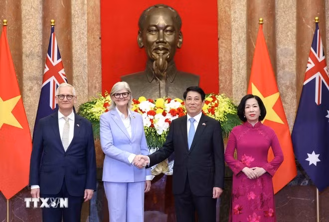 Chủ tịch nước Lương Cường và Phu nhân Nguyễn Thị Minh Nguyệt cùng Toàn quyền Australia Sam Mostyn và Phu quân Simeon Beckett chụp ảnh chung. (Ảnh: Lâm Khánh/TTXVN)