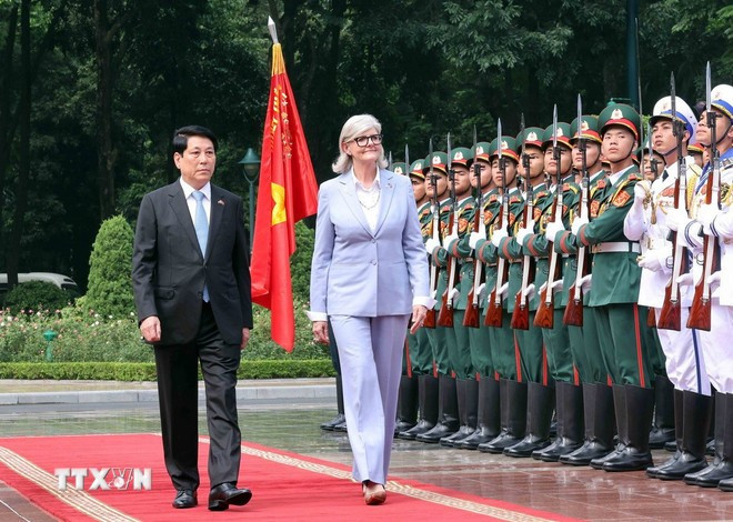 Chủ tịch nước Lương Cường và Toàn quyền Australia Sam Mostyn duyệt đội danh dự Quân đội nhân dân Việt Nam. (Ảnh: Lâm Khánh/TTXVN) Chủ tịch nước Lương Cường và Toàn quyền Australia Sam Mostyn duyệt đội danh dự Quân đội nhân dân Việt Nam. (Ảnh: Lâm Khánh/TTXVN)