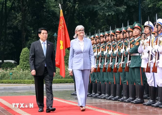 Chủ tịch nước Lương Cường và Toàn quyền Australia Sam Mostyn duyệt đội danh dự Quân đội nhân dân Việt Nam. (Ảnh: Lâm Khánh/TTXVN)