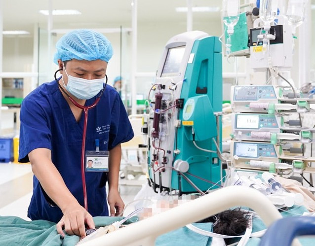 Bệnh nhi uống nhầm thuốc diệt chuột đang được điều trị tích cực, nhưng tiên lượng rất nặng. Ảnh: Bệnh viện cung cấp Bệnh nhi uống nhầm thuốc diệt chuột đang được điều trị tích cực, nhưng tiên lượng rất nặng. Ảnh: Bệnh viện cung cấp