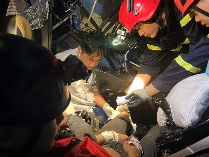 Cứu nạn khẩn cấp cho 12 người trong vụ tai nạn