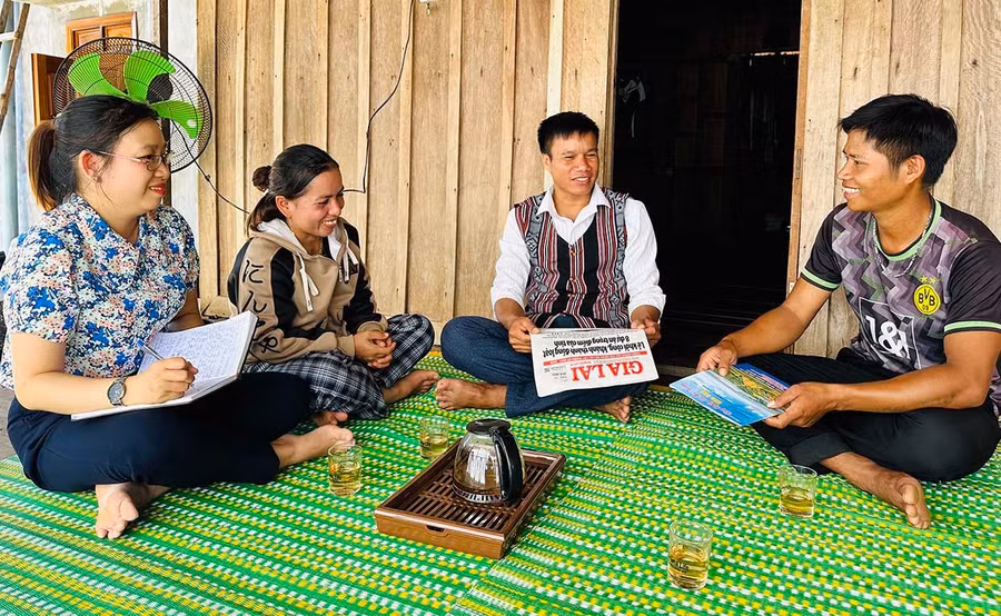 Đảng viên thuộc Chi bộ thôn 2 An Dũng trực tiếp đến nhà người dân tuyên truyền các chính sách, pháp luật mới của Đảng, Nhà nước, tỉnh Gia Lai. Ảnh: Duy Đăng