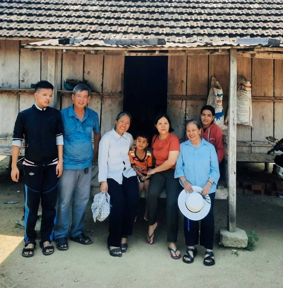 Hằng năm, các xơ của Trung tâm khiếm thị Nhật Hồng đến tận nhà thăm hỏi, tặng quà, trao tiền hỗ trợ cho nhiều trẻ khiếm thị đa tật của tỉnh. Ảnh: K.H Hằng năm, các xơ của Trung tâm khiếm thị Nhật Hồng đến tận nhà thăm hỏi, tặng quà, trao tiền hỗ trợ cho nhiều trẻ khiếm thị đa tật của tỉnh. Ảnh: K.H