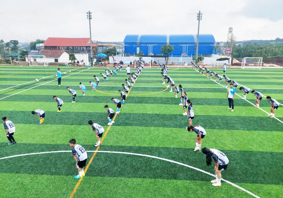 Các em nhỏ Trung tâm Bóng đá cộng đồng Dương Nguyễn Sport nỗ lực tập luyện. Ảnh: R’Ô HOK Các em nhỏ Trung tâm Bóng đá cộng đồng Dương Nguyễn Sport nỗ lực tập luyện. Ảnh: R’Ô HOK