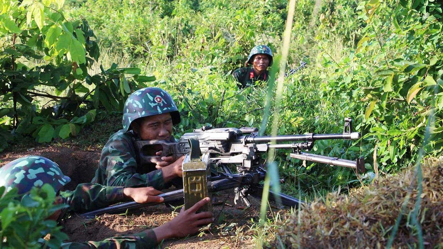 Khẩu đội đại liên thực hành tiêu diệt mục tiêu trong thực binh bắn đạn hơi. Ảnh: H.P Khẩu đội đại liên thực hành tiêu diệt mục tiêu trong thực binh bắn đạn hơi. Ảnh: H.P