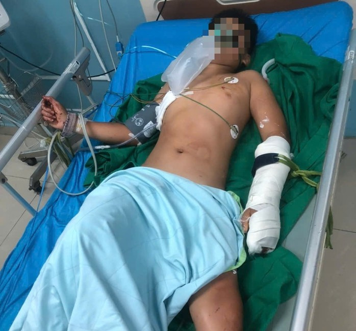Dù bị đâm trọng thương nhưng em Trần Tấn P. vẫn cố gắng trèo tường chạy ra ngoài, thoát chết kỳ diệu Dù bị đâm trọng thương nhưng em Trần Tấn P. vẫn cố gắng trèo tường chạy ra ngoài, thoát chết kỳ diệu
