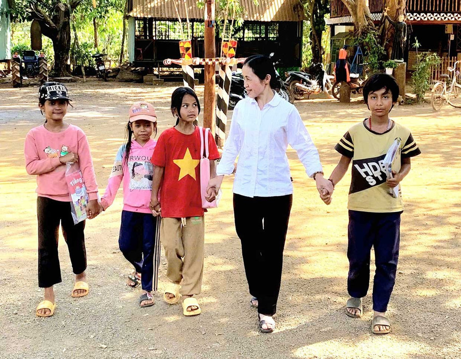 Cô giáo Ngô Thụy Hạ Dung luôn dành sự yêu thương cho các học sinh có hoàn cảnh khó khăn. Ảnh: Ngọc Duy bg10-2.jpg