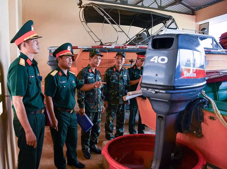 Lực lượng vũ trang tỉnh luôn chủ động về lực lượng, phương tiện để tham gia phòng chống thiên tai - tìm kiếm cứu nạn. Ảnh: H.P
