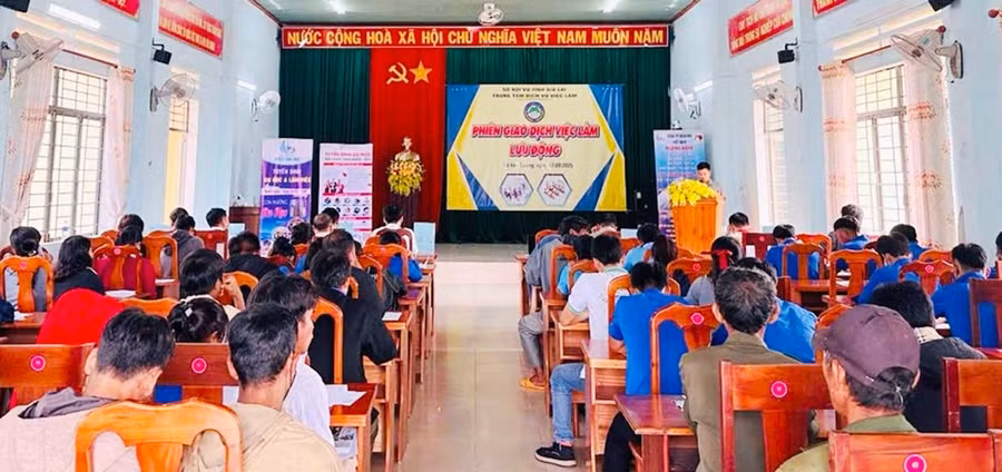 Phiên Giao dịch việc làm lưu động tổ chức tại xã Kon Chiêng ngày 17.9 thu hút khá đông người quan tâm. Ảnh: Đinh Yến