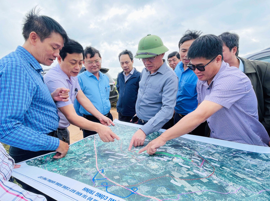 Chủ tịch UBND tỉnh Phạm Anh Tuấn (hàng đầu, thứ 2 từ phải sang) cùng đại diện các đơn vị khảo sát địa bàn tại phường An Nhơn. Ảnh: Hải Yến Chủ tịch UBND tỉnh Phạm Anh Tuấn khảo sát địa bàn tại phường An Nhơn.