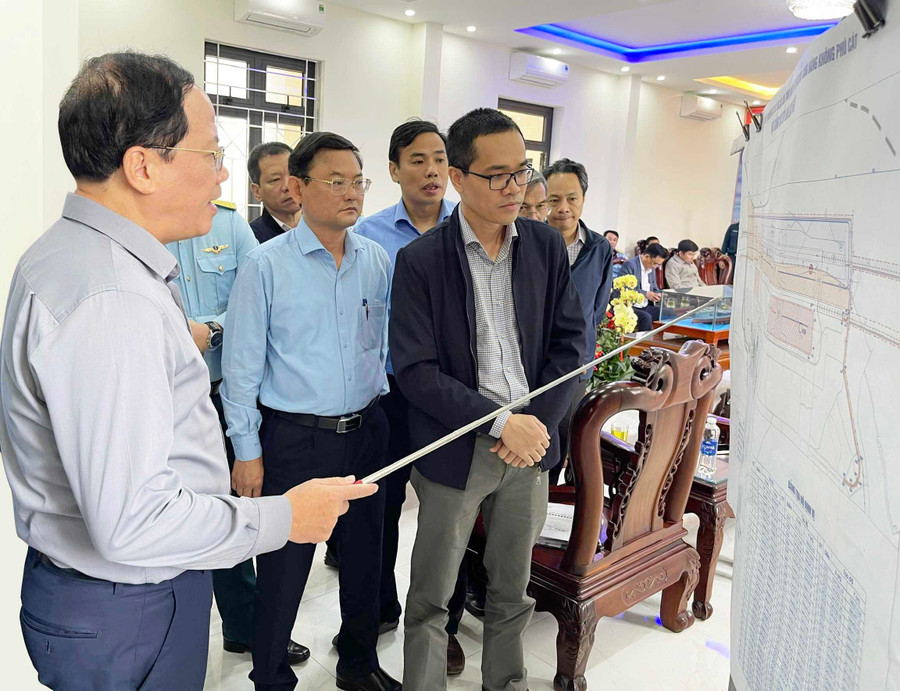 Chủ tịch UBND tỉnh Phạm Anh Tuấn (bìa trái) chỉ đạo các đơn vị triển khai dự án. Ảnh: Hải Yến Chủ tịch UBND tỉnh Phạm Anh Tuấn (bìa trái) chỉ đạo các đơn vị triển khai dự án.