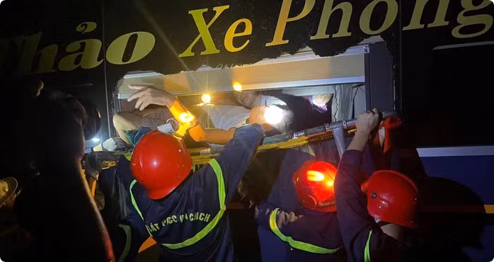 Hành khách bị mắc kẹt bên trong xe khách sau vụ tai nạn liên hoàn