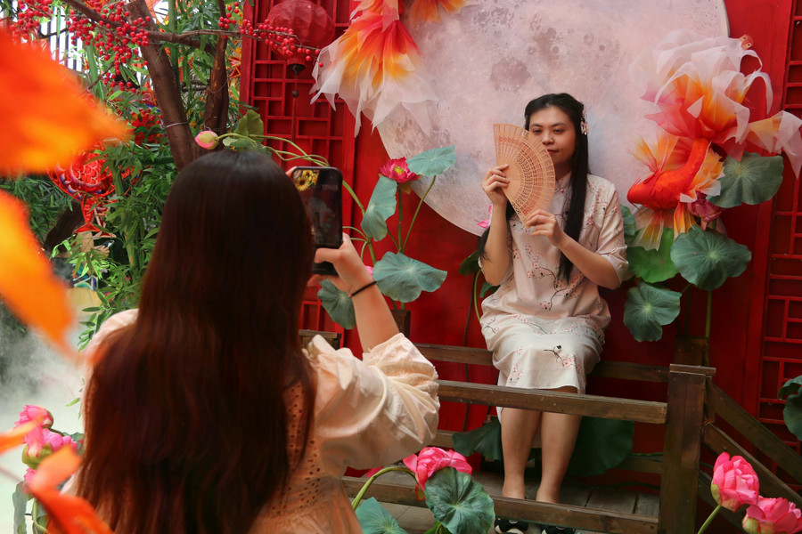 Bạn trẻ diện nhiều kiểu trang phục đến để check-in. ẢNH: THÁI PHÚC Bạn trẻ diện nhiều kiểu trang phục đến để check-in. ẢNH: THÁI PHÚC