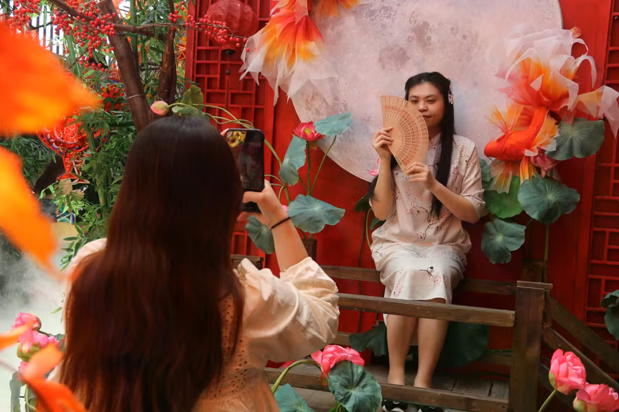 Bạn trẻ diện nhiều kiểu trang phục đến để check-in. ẢNH: THÁI PHÚC