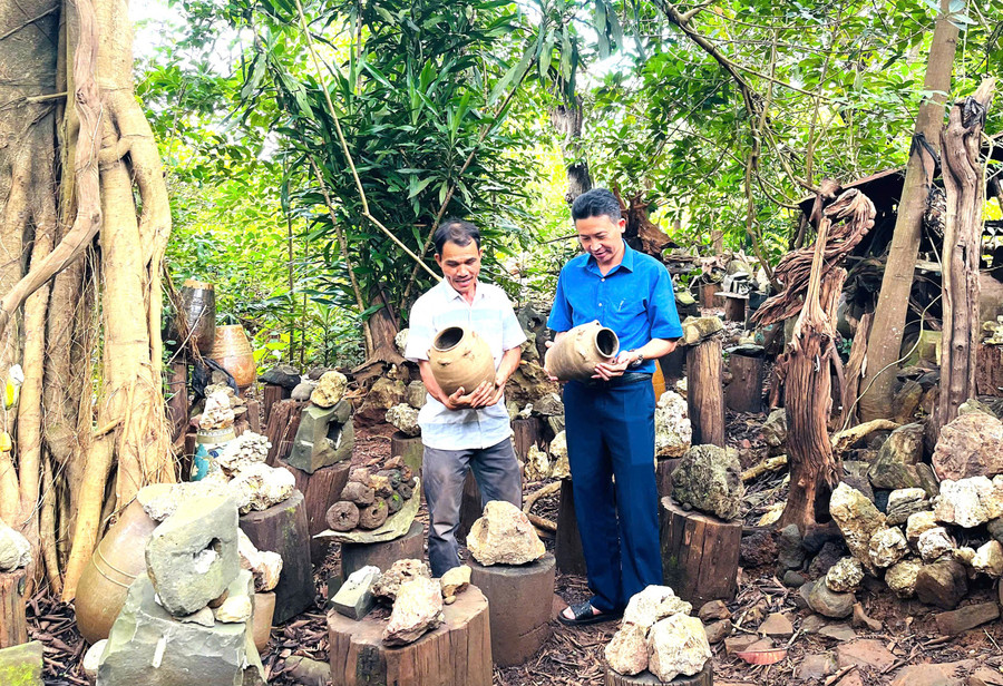 Ông Nguyễn Văn Hưng (bên trái) giới thiệu với công chức Phòng Văn hóa - Xã hội xã Chư Prông về cặp ché vợ chồng. Ảnh: P.D Ông Nguyễn Văn Hưng (bên trái) giới thiệu với công chức Phòng Văn hóa - Xã hội xã Chư Prông về cặp ché vợ chồng. Ảnh: P.D