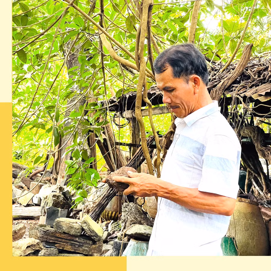 Ông Nguyễn Văn Hưng có thể say sưa hàng giờ bên những viên đá. Ảnh: P.D