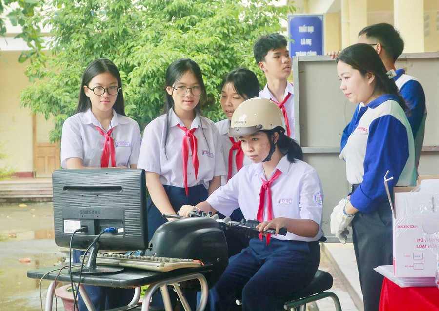 Hướng dẫn học sinh Trường THCS Lê Lợi xử lý tình huống thực tế trên máy RT. Ảnh: K.A Hướng dẫn học sinh trường THCS Lê Lợi xử lý tình huống thực tế trên máy RT. Ảnh: K.A