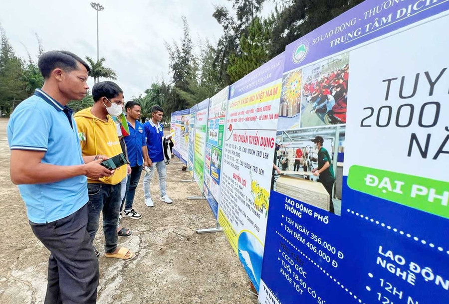 Lao động trong tỉnh tìm thông tin việc làm tại Phiên giao dịch lưu động ở xã Kon Chiêng. Ảnh: Đinh Yến Lao động trong tỉnh tìm thông tin việc làm tại Phiên giao dịch lưu động ở xã Kon Chiêng. Ảnh: Đinh Yến