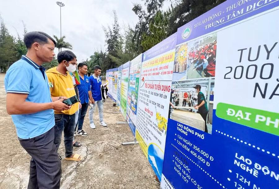 Lao động trong tỉnh tìm thông tin việc làm tại Phiên giao dịch lưu động ở xã Kon Chiêng. Ảnh: Đinh Yến