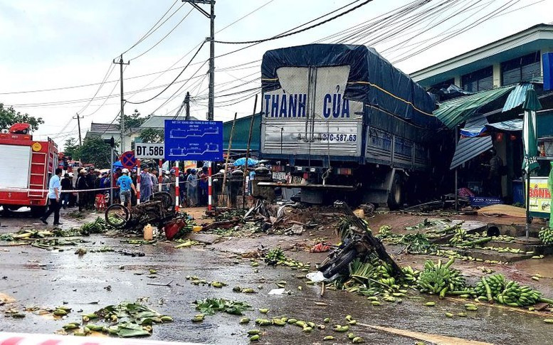 Các lực lượng chức năng điều tra nguyên nhân vụ tai nạn. Ảnh nguồn VGP Các lực lượng chức năng điều tra nguyên nhân vụ tai nạn.