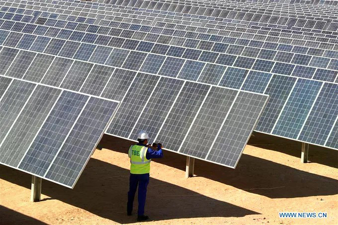 Trạm cung cấp điện năng lượng mặt trời tại Aswan, Ai Cập. Ảnh: XINHUA Trạm cung cấp điện năng lượng mặt trời tại Aswan, Ai Cập. Ảnh: XINHUA