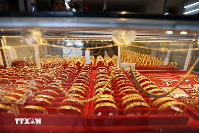 Trang sức vàng được bày bán tại tiệm kim hoàn ở Yangon, Myanmar. (Ảnh: THX/TTXVN)