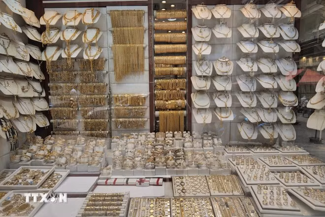 Trang sức vàng được bày bán tại tiệm kim hoàn ở Beirut, Liban. (Ảnh: THX/TTXVN)