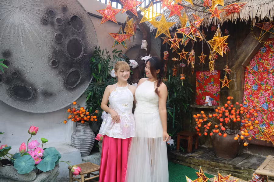 Trang phục được các bạn trẻ khéo léo, lựa chọn sao cho hài hòa với không gian của quán. ẢNH: THÁI PHÚC