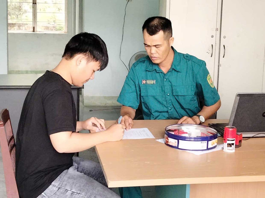 Thanh niên xã Ia Pa hăng hái viết đơn tình nguyện nhập ngũ. Ảnh: ĐVCC Thanh niên xã Ia Pa hăng hái viết đơn tình nguyện nhập ngũ.