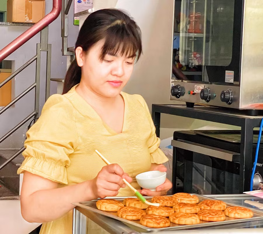 Chị Phan Anh Thơ chuẩn bị nướng bánh. Ảnh: Hải Yến