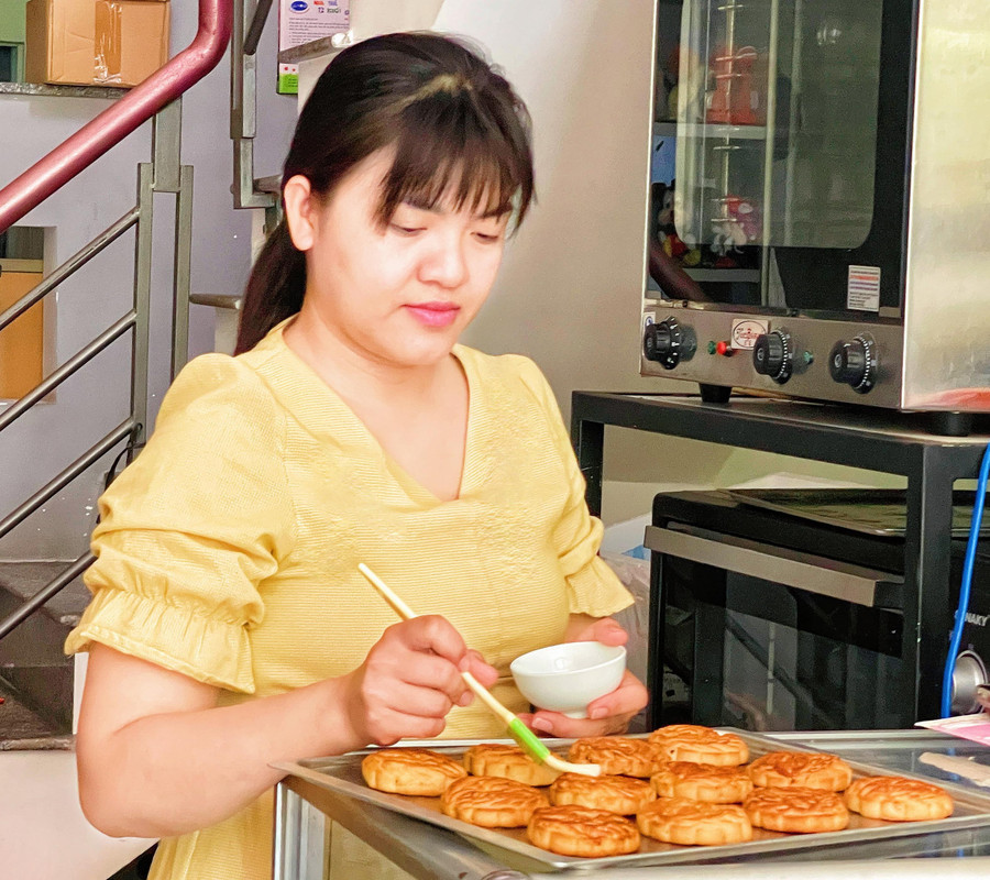 Chị Phan Anh Thơ chuẩn bị nướng bánh. Ảnh: Hải Yến Chị Phan Anh Thơ chuẩn bị nướng bánh. Ảnh: Hải Yến