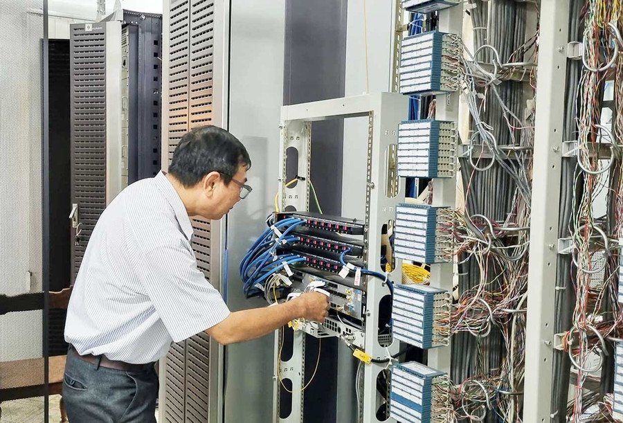VNPT triển khai vận hành thiết bị mạng 5G tại phường Quy Nhơn. Ảnh: Trọng Lợi VNPT triển khai vận hành thiết bị mạng 5G.