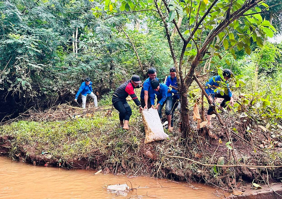 Người dân và đoàn viên thanh niên các Chi đoàn làng Ấp, Lung Prông, Hrang, Pnuk, Grôn và Krai (Đoàn xã Đức Cơ) dọn dẹp rác thải ở suối Ia Ko. Ảnh: D.Đ Người dân và đoàn viên thanh niên các Chi đoàn làng Ấp, Lung Prông, Hrang, Pnuk, Grôn và Krai (Đoàn xã Đức Cơ) dọn dẹp rác thải ở suối Ia Ko. Ảnh: D.Đ