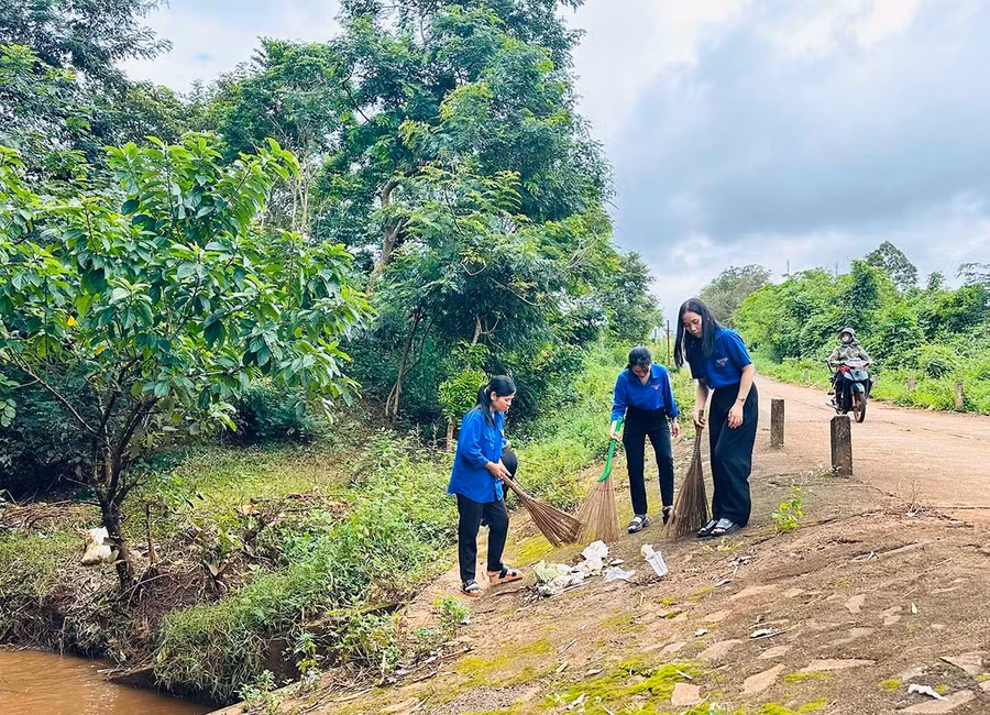Các ĐVTN làng Ấp (Đoàn xã Đức Cơ) dọn dẹp vệ sinh tại tuyến đường liên làng. Ảnh: D.Đ
