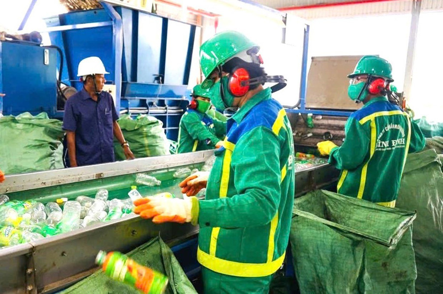 Xử lý rác thải nhựa tại nhà máy xử lý rác của Công ty Cổ phần Môi trường Bình Định. Ảnh: N.H Xử lý rác thải nhựa tại nhà máy xử lý rác của Công ty Cổ phần Môi trường Bình Định. Ảnh: N.H