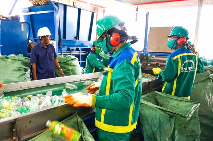 Xử lý rác thải nhựa tại nhà máy xử lý rác của Công ty Cổ phần Môi trường Bình Định. Ảnh: N.H