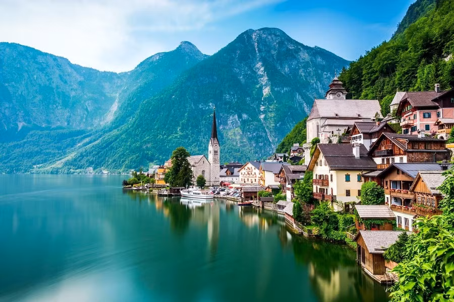Nép mình giữa những đỉnh núi phủ đầy cây xanh và hồ Hallstatt lấp lánh, ngôi làng Áo này rực rỡ như bức tranh phản chiếu trong truyện cổ tích.