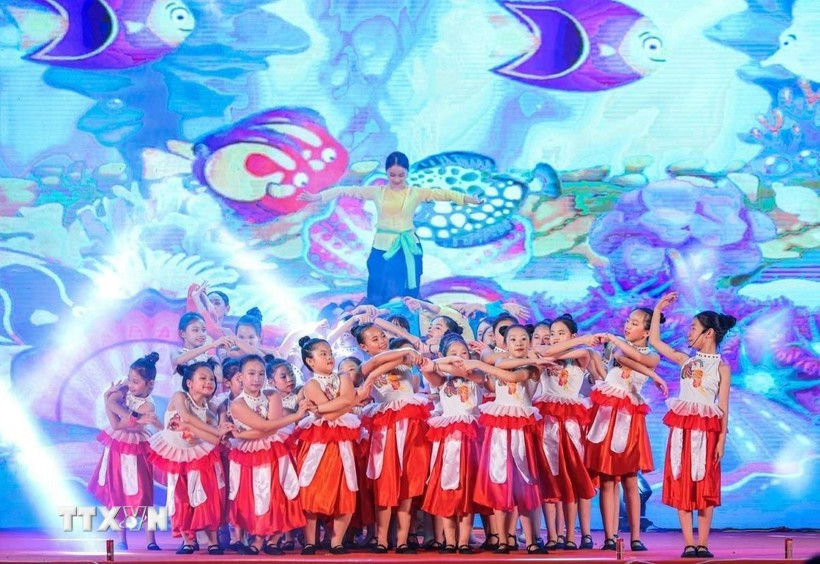 Tiết mục văn nghệ biểu diễn tại chương trình "Lễ hội Trung thu năm 2025" tại Hà Nội. (Ảnh: Hoàng Hiếu/TTXVN) Tiết mục văn nghệ biểu diễn tại chương trình 'Lễ hội Trung thu năm 2025' tại Hà Nội. (Ảnh: Hoàng Hiếu/TTXVN)