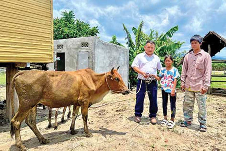 Thầy Tùng trao sinh kế cho em Đinh KDiết (lớp 7, Trường Tiểu học & THCS Đinh Núp). Ảnh: P.D Thầy Tùng trao sinh kế cho em Đinh KDiết (lớp 7, Trường Tiểu học & THCS Đinh Núp).