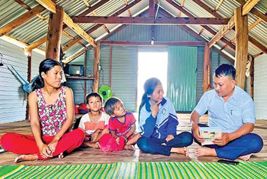 Thầy Tùng thăm và động viên em Nay H’Lại (lớp 8, Trường Tiểu học & THCS Đinh Núp) được “Tủ bánh mì 0 đồng” hỗ trợ xây nhà nhân ái. Ảnh: P.D Thầy Tùng thăm và động viên em Nay H’Lại (lớp 8, Trường Tiểu học & THCS Đinh Núp) được “Tủ bánh mì 0 đồng” hỗ trợ xây nhà nhân ái.
