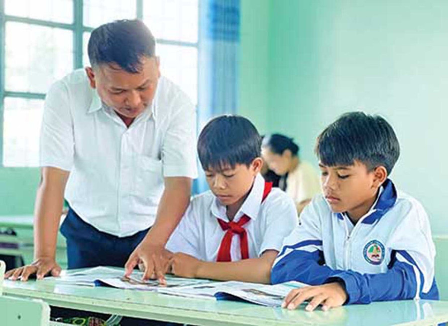 Thầy Tùng ân cần, tận tâm chỉ dạy học sinh. Ảnh: P.D Thầy Tùng ân cần, tận tâm chỉ dạy học sinh.