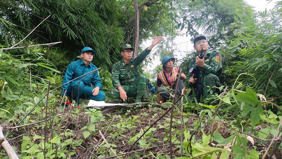 Cán bộ, chiến sĩ Đồn Biên phòng Ia Nan và dân quân xã tuần tra biên giới. Ảnh: V.H Cán bộ, chiến sĩ Đồn Biên phòng Ia Nan và dân quân xã tuần tra biên giới. Ảnh: V.H