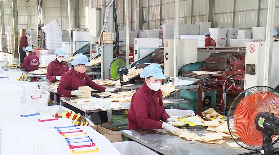 Nhan Hoa Company Limited tillämpar 5S-Kaizen och ISO 22000-systemet i produktionen. Foto: T.Loi Công ty TNHH Nhân Hòa ứng dụng đồng bộ 5S-Kaizen và hệ thống ISO 22000 vào sản xuất. Ảnh: T.Lợi