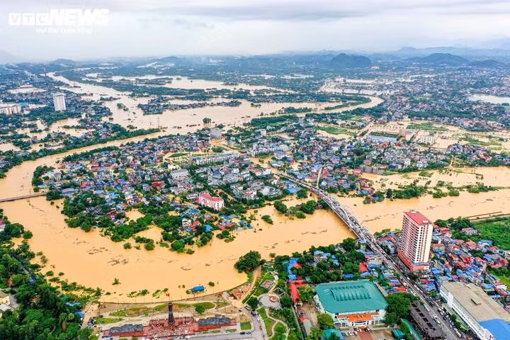 Mưa lớn kéo dài từ đêm 6/10 đến 7/10 khiến nhiều tuyến phố trung tâm Thái Nguyên ngập sâu, có nơi nước đã dâng gần chạm nóc nhà.