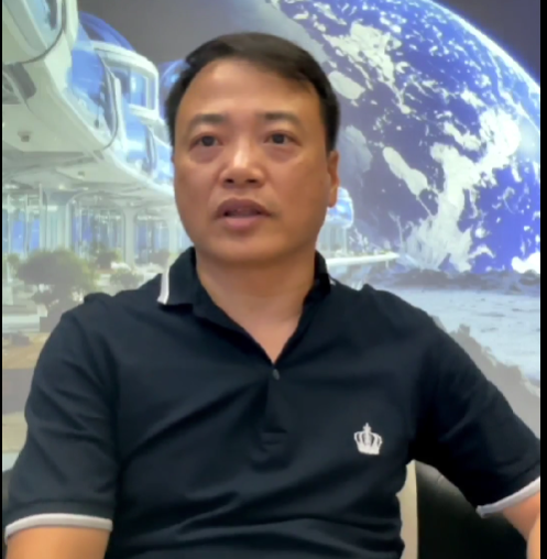 Shark Bình trong phiên livestream trưa 6-10 Shark Bình trong phiên livestream trưa 6-10