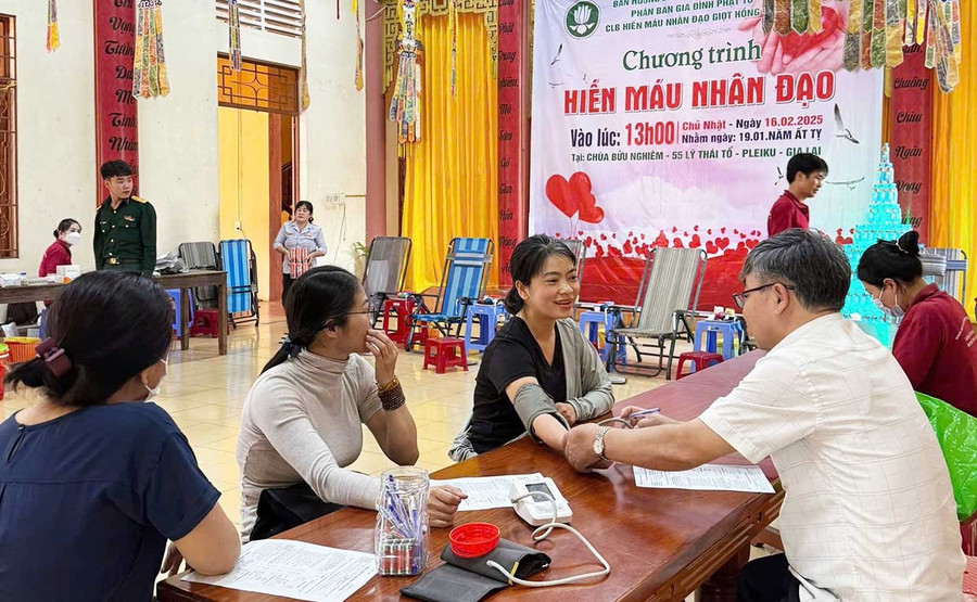 Hằng năm, Câu lạc bộ Hiến máu nhân đạo Giọt Hồng Lam tổ chức 1-2 đợt hiến máu tình nguyện. Ảnh: Hùng Nguyễn Hằng năm, Câu lạc bộ Hiến máu nhân đạo Giọt Hồng Lam tổ chức từ 1 - 2 đợt hiến máu tình nguyện. Ảnh: Hùng Nguyễn
