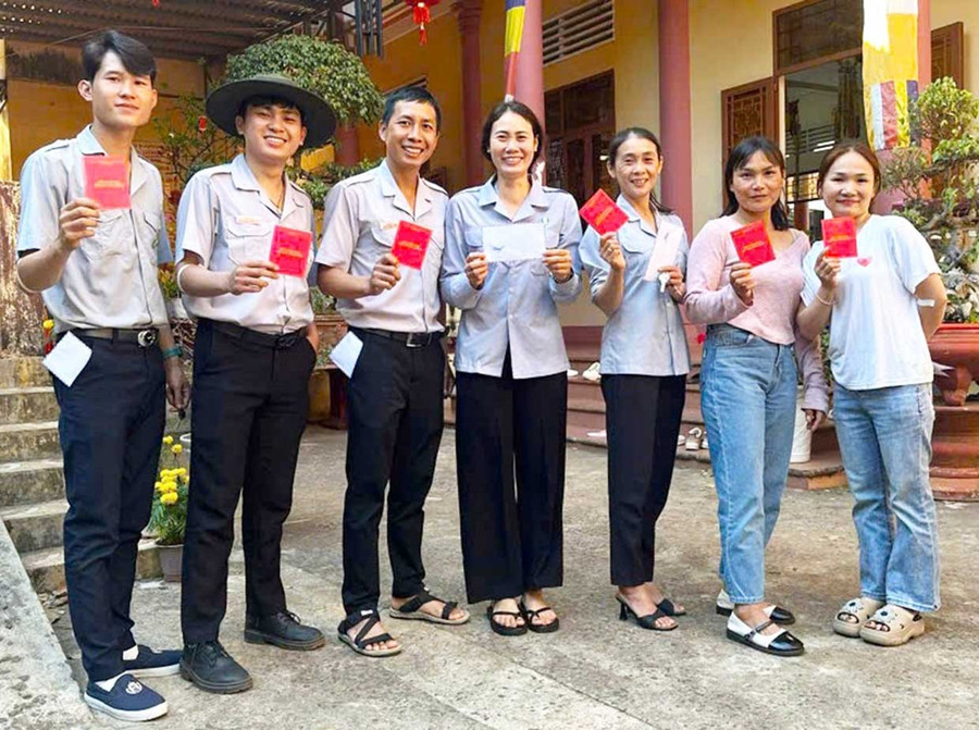 Các thành viên CLB Hiến máu nhân đạo Giọt Hồng Lam cảm thấy hạnh phúc khi tham gia hiến máu, thực hành thông điệp “sống là để cho đi”. Ảnh: Hùng Nguyễn Các thành viên CLB Hiến máu nhân đạo Giọt Hồng Lam cảm thấy hạnh phúc khi tham gia hiến máu, thực hành thông điệp “sống là để cho đi”.